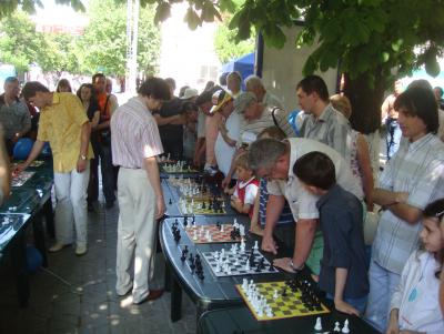 Прикрепленное изображение: 1 ул.Пушкина Сеанс одновременной игры в шахматы и шашки.jpg
